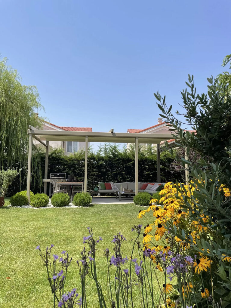 Cottage Style Home In Italy - Pergola Cedrus Gold
