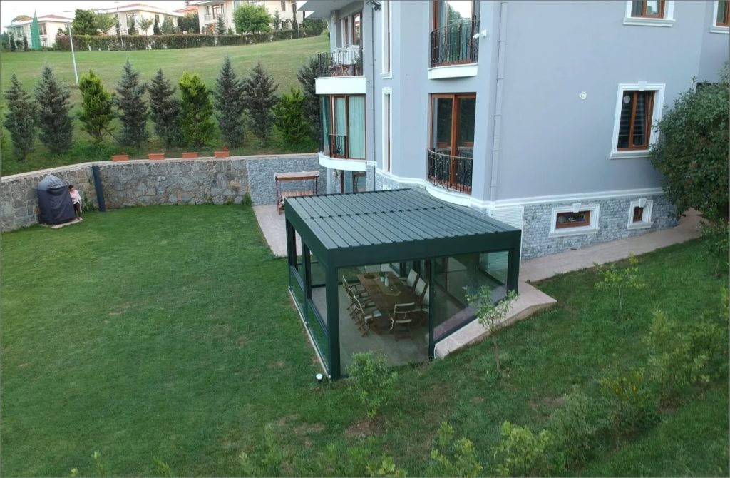 Loft Istanbul – Bioclimatique SkyFree – Systèmes de Verre Verlas