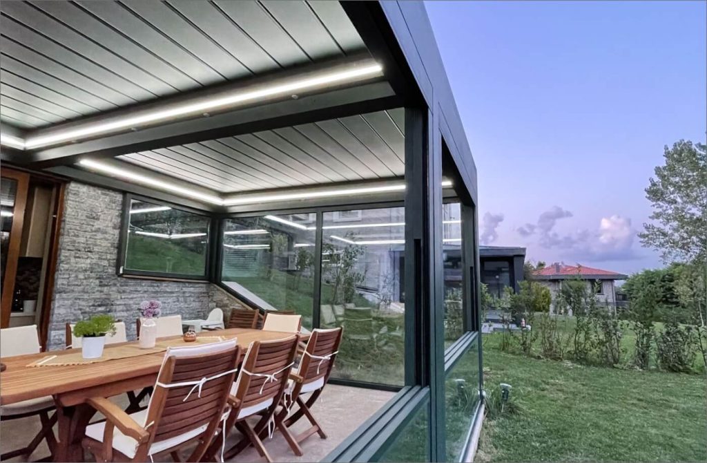 Loft Istanbul – Bioclimatique SkyFree – Systèmes de Verre Verlas